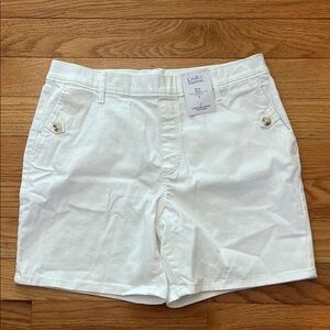 Croft & Barrow Women's White mid-rise Shorts. Brand new with tags